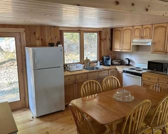 Welcoming 4-bedroom lake front cabin in charming Otis on Beech Hill Pond. - Ellsworth - Kitchen