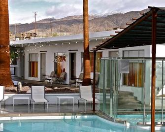 Miracle Manor Retreat Bed & Breakfast - Desert Hot Springs