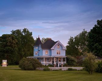 Castle in the Country Bed & Breakfast Inn - Allegan - Budova