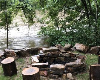 Clean!! Charming Cottage! Waterviews, Wifi, Outdoor Firepit, New Canvas, Art, Tv - Mifflinburg - Vista del exterior