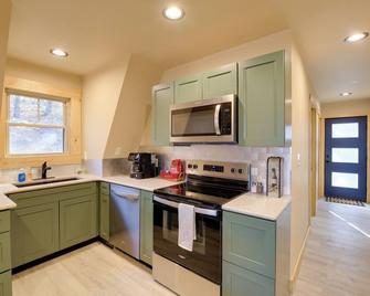 Wytheville A-Frame Cabin With Wraparound - Wytheville - Kitchen