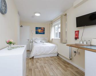 Blackberry - Stylish Self-Contained Flats in Soton City Centre - Southampton - Bedroom