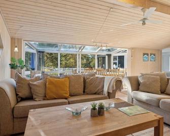 Lovely Holiday Home By Beach And Nature At Lyngså - Saeby - Sala de estar