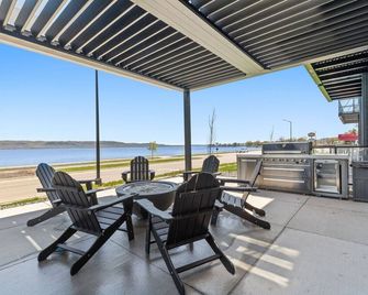 Top floor unit with huge patio overlooking Lake Pepin - Unit 302 - Lake City - Balcony