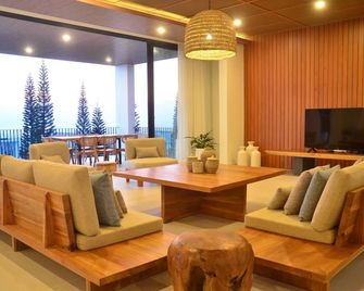 Sunrise City View Villa 9 bedrooms with a private heated swimming pool and billiard - Bandung - Living room