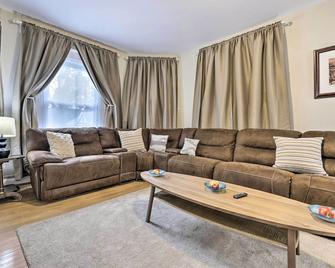 Bright Springfield Apartment with 2 Balconies! - Springfield - Living room