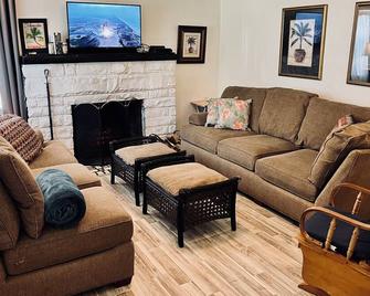 At the Center of it All! - Titusville - Living room