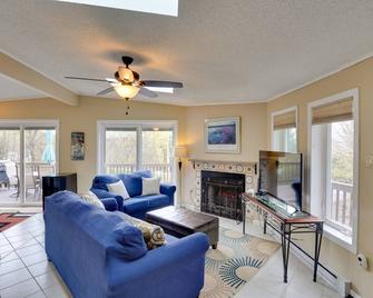 Catskills Home, 5 Mins to Windham Mtn Resort! - Windham - Sala de estar