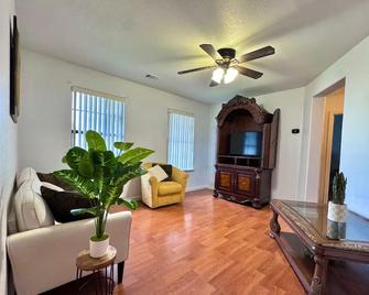Cozy 2-bedroom apartment with all you need! Just 25 min from SPI, and Space X! - Brownsville - Living room
