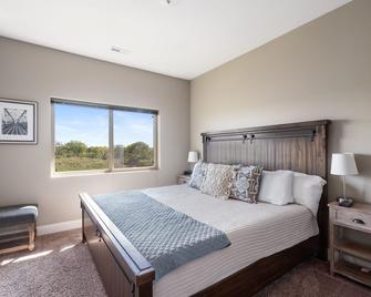 Scenic Forest View w/ Garage - West Des Moines - Bedroom