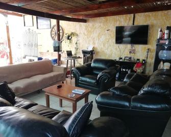 Enkanta Guest House - טרוחיו - סלון