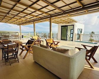 The Rock Samui Poshtel Lamai Beach - Maret - מרפסת