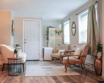 Have the perfect stay in a cozy studio, nestled in the heart of Broad Brook. - East Windsor