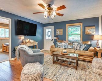 Murray Cabin with Hot Tub Walk to Kentucky Lake! - Murray - Living room