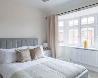 Spacious and Lovely 4-bed Home in Castle Donington by Renzo, Sleeps 6! - Castle Donington - Bedroom