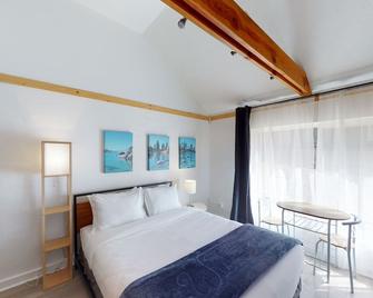 Mountain lakeview hotel, family-friendly with golf, skiing, WiFi, & Netflix - Kings Beach - Kamar Tidur