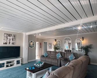 Beachfront apartment with pool & ocean views, 2 mins walk to Beach. Sleeps 7. - Quinns Rocks - Pokój dzienny