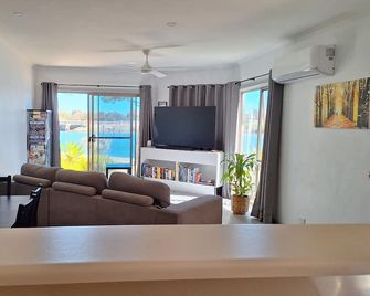 Waterfront Property with lovely views. Wake up to the dolphins and Swimming - Port Adelaide - Sala de estar