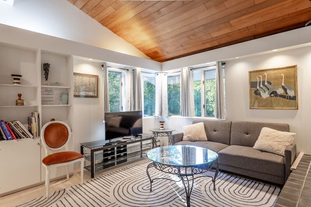Charming And Quiet Rental 3 Miles From The Mt. Mansfield Skiing Area - Stowe - Living room