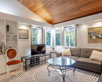 Charming And Quiet Rental 3 Miles From The Mt. Mansfield Skiing Area - Stowe - Sala de estar