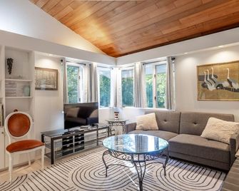 Charming And Quiet Rental 3 Miles From The Mt. Mansfield Skiing Area - Stowe - Living room