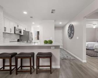 Spacious 2 bedroom condo - North Charleston - Kitchen