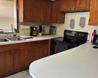 Clean, easily accessible 2bdrm apartment with AC. 2 mins to base - 15mins to KC - Leavenworth - Kuchyň