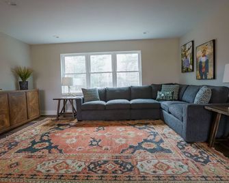 Winter Oasis W/ Prime Location & Lots of Space! - Manitowish Waters - Living room