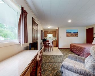 Charming and casual motel in a great location with shared resort amenities - Lincoln - Bedroom