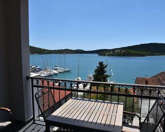 Villa Pina-TOP Apartment Evitos by the sea in Tisno / Dalmatia - Tisno - Balcon