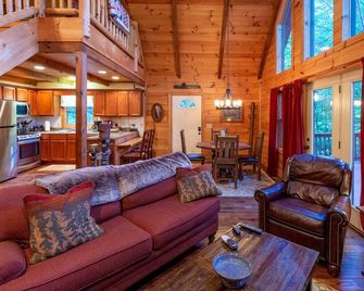 Blackberry Ridge – A North Carolina Dream Vacation Spot – Very Secluded - Sylva - Living room