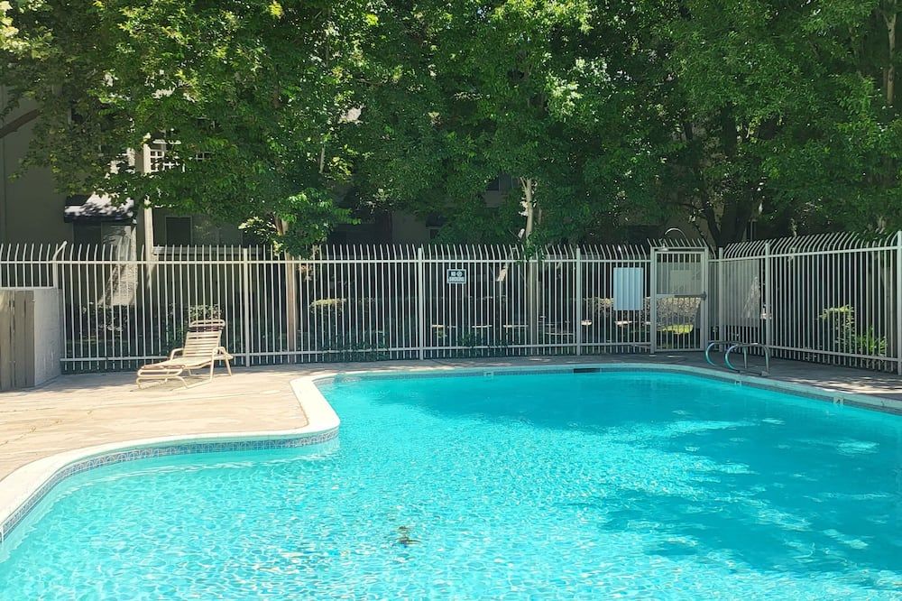 Capitol quarters! 2 bedroom condo, walking distance to everything! - סקרמנטו - בריכה