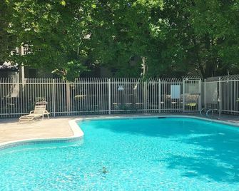 Capitol quarters! 2 bedroom condo, walking distance to everything! - סקרמנטו - בריכה