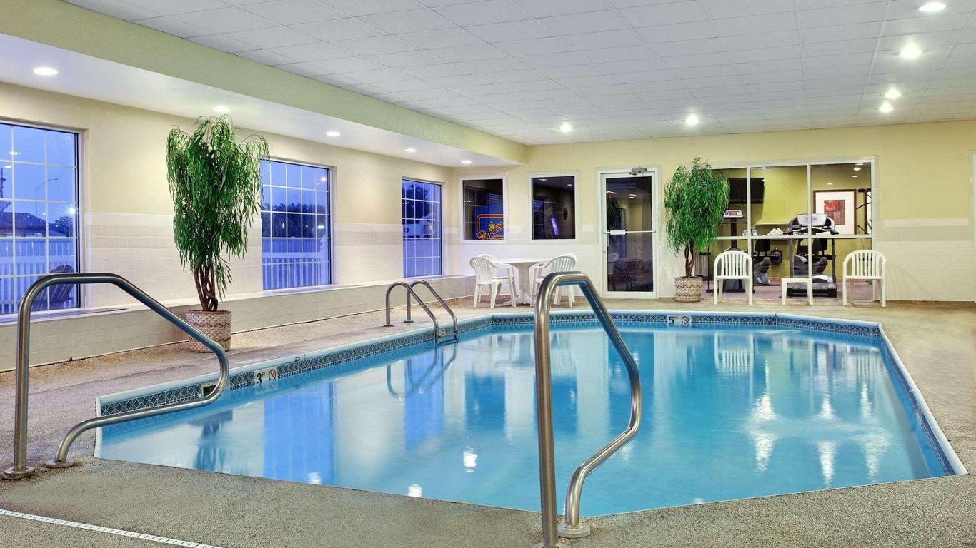 Country Inn & Suites by Radisson, Rock Falls, IL