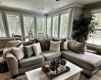 Luxurious and Cozy Midtown Home Near Fort Moore and Uptown - Columbus - Living room