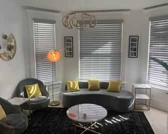 Historic King lincoln home 3mins from downtown - Columbus - Living room