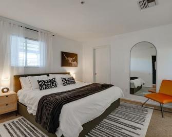 Amazing pool, Steps 2 Broadway right on the Riverfront! - Nashville - Bedroom