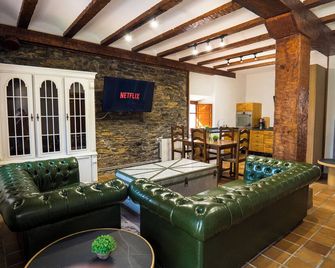 Paratene Ostatu Habitaciones - Bilbao - Living room