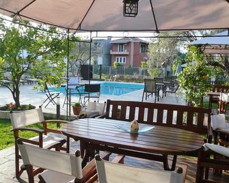 Avra Hotel - Lefkáda - Patio
