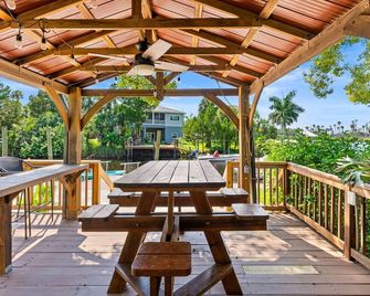 'The Million Dollar View' Deepest Canal and Last Rental to the Gulf of America - Weeki Wachee - Patio