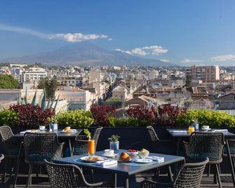 بالاس كاتانيا || إون إ ٕبيرينزي - كاتانيا - شرفة