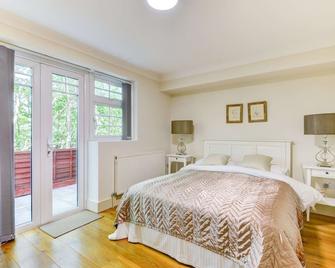 Redhill town centre apartment by Livingo - Redhill - Bedroom