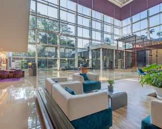 Radisson Blu Plaza Hotel Hyderabad Banjara Hills - Hyderabad - Lobby