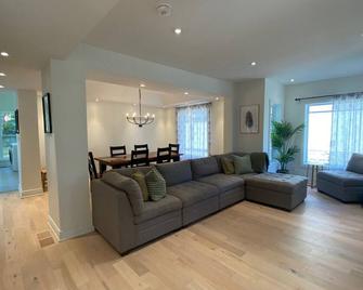 Downtown Picton 3 bedroom - Picton - Living room