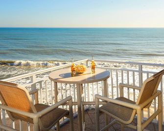 Stunning 3-Bed Penthouse with Panoramic Ocean Views & Hot Tub - Satellite Beach - Balcón