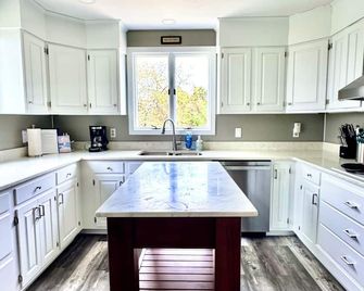 Large House w/ample space- steps from Skaket Beach, close to CCRT and downtown! - Orleans - Cuisine