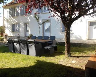 At the edge of the farm - Francoulès - Patio