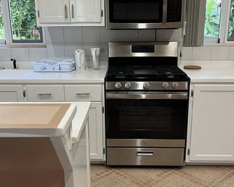 Ylang Cottage cozy studio in the foothills of Nevis Peak & great walking trails - Pond Hill - Kitchen