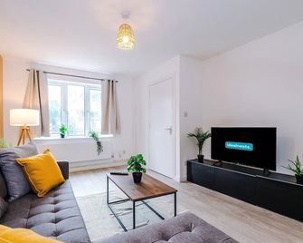 Modern 3 bedroom home - driveway parking for 2 vehicles, close to Manchester city centre - Manchester - Living room