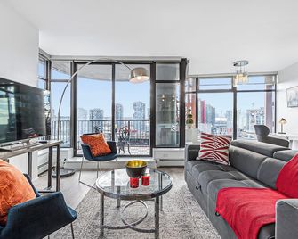 Spacious Modern High-Rise with Ocean & City Views - Vancouver - Living room